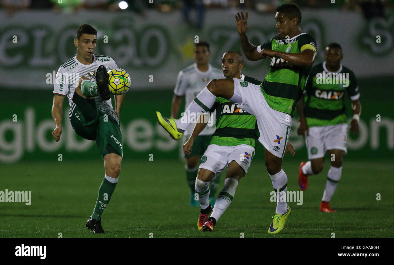 CHAPECÓ, SC - 04.08.2016: CHAPECOENSE X PALMEIRAS - Moisés, from SE Palmeiras, ball dispute with the player Cleber Santana, the A Chapecoense F during match valid for the eighteenth round of the Brazilian Championship, Serie A, the Arena Condá. (Photo: Cesar Greco/Fotoarena) Stock Photo