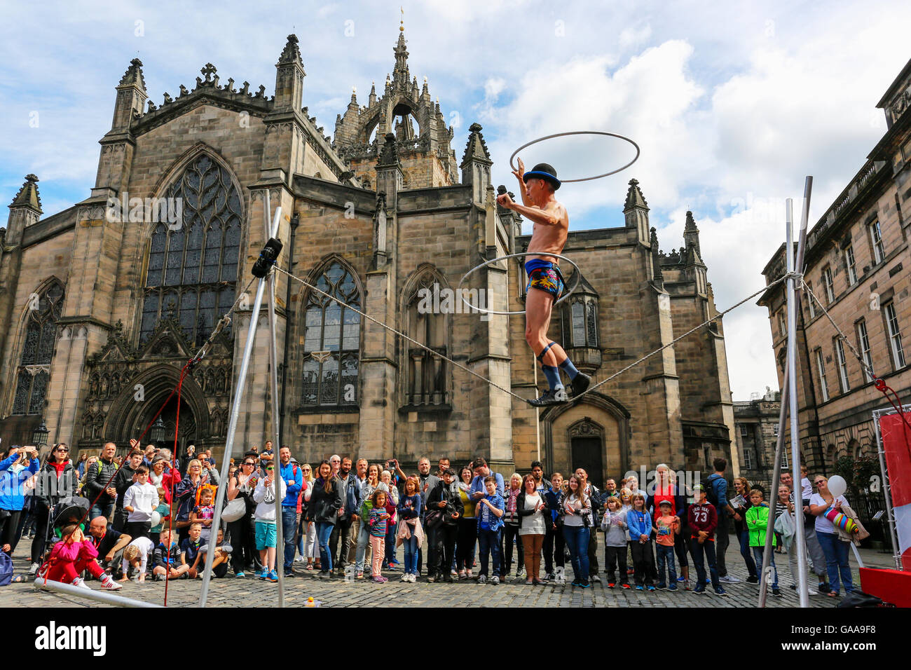 Edinburgh, UK. 05th Aug, 2016. The 69th Edinburgh Fringe Festival, considered to be the biggest Arts Festival in Britain started today with a selection of the usual acts of jugglers, magicians, musicians, comedians and vaudeville acts plying their trade along High Street and The Royal Mile. The Fringe and Festival is an annual attraction and it brings tourists from across the world to Edinburgh for 3 weeks of entertainment. Credit:  Findlay/Alamy Live News Stock Photo