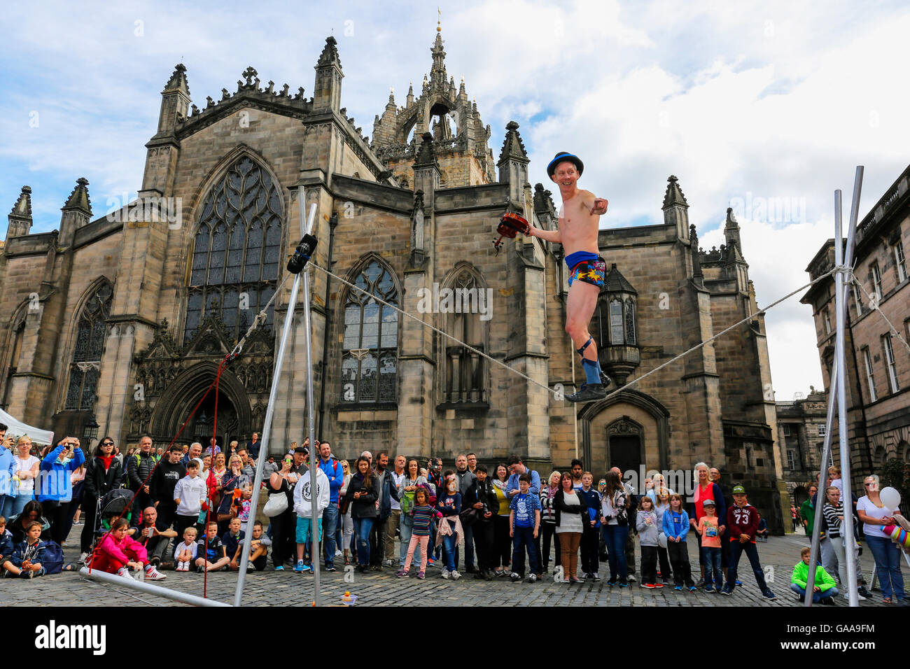 Edinburgh, UK. 05th Aug, 2016. The 69th Edinburgh Fringe Festival, considered to be the biggest Arts Festival in Britain started today with a selection of the usual acts of jugglers, magicians, musicians, comedians and vaudeville acts plying their trade along High Street and The Royal Mile. The Fringe and Festival is an annual attraction and it brings tourists from across the world to Edinburgh for 3 weeks of entertainment. Credit:  Findlay/Alamy Live News Stock Photo