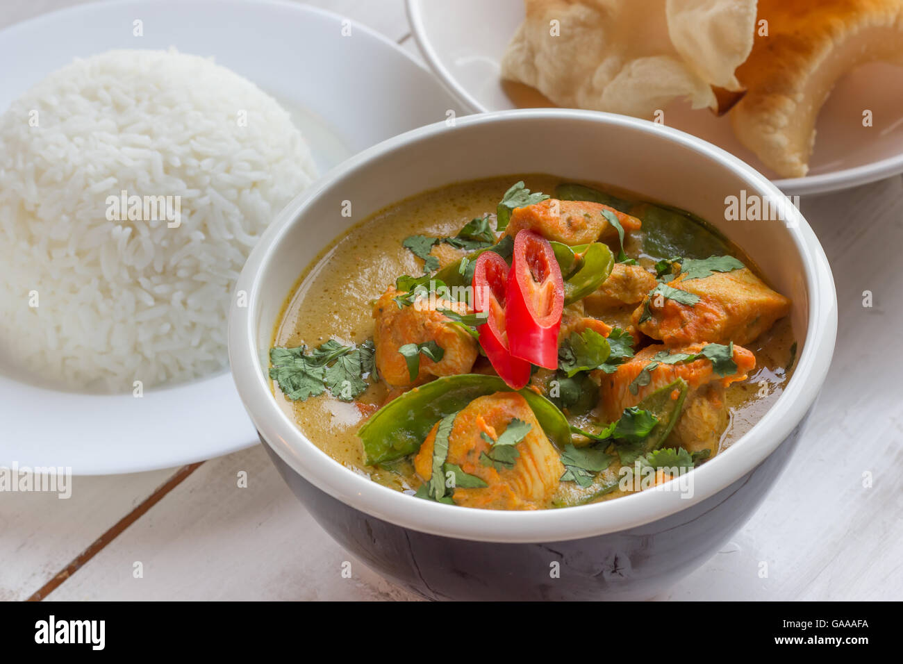 Indian green curry with chicken, basmati rice and papadums Stock Photo