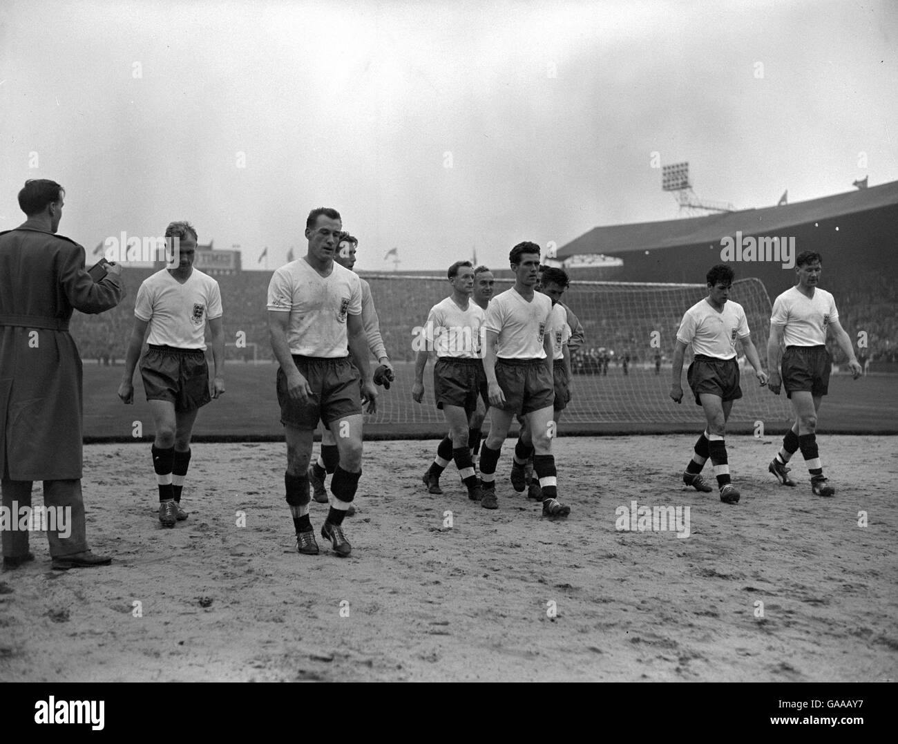 Tired but victorious England players walk off the pitch at Wembley after the match, beating the USSR 5-0. (l-r) Don Howe, Nat Lofthouse, Colin McDonald, Tom Finney, Billy Wright, Ronnie Clayton, Bryan Douglas, Graham Shaw and Bill Slater. Stock Photo