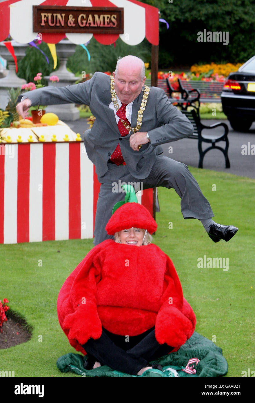 Attempts jump over tomato photocall in botanic gardens hi-res stock ...