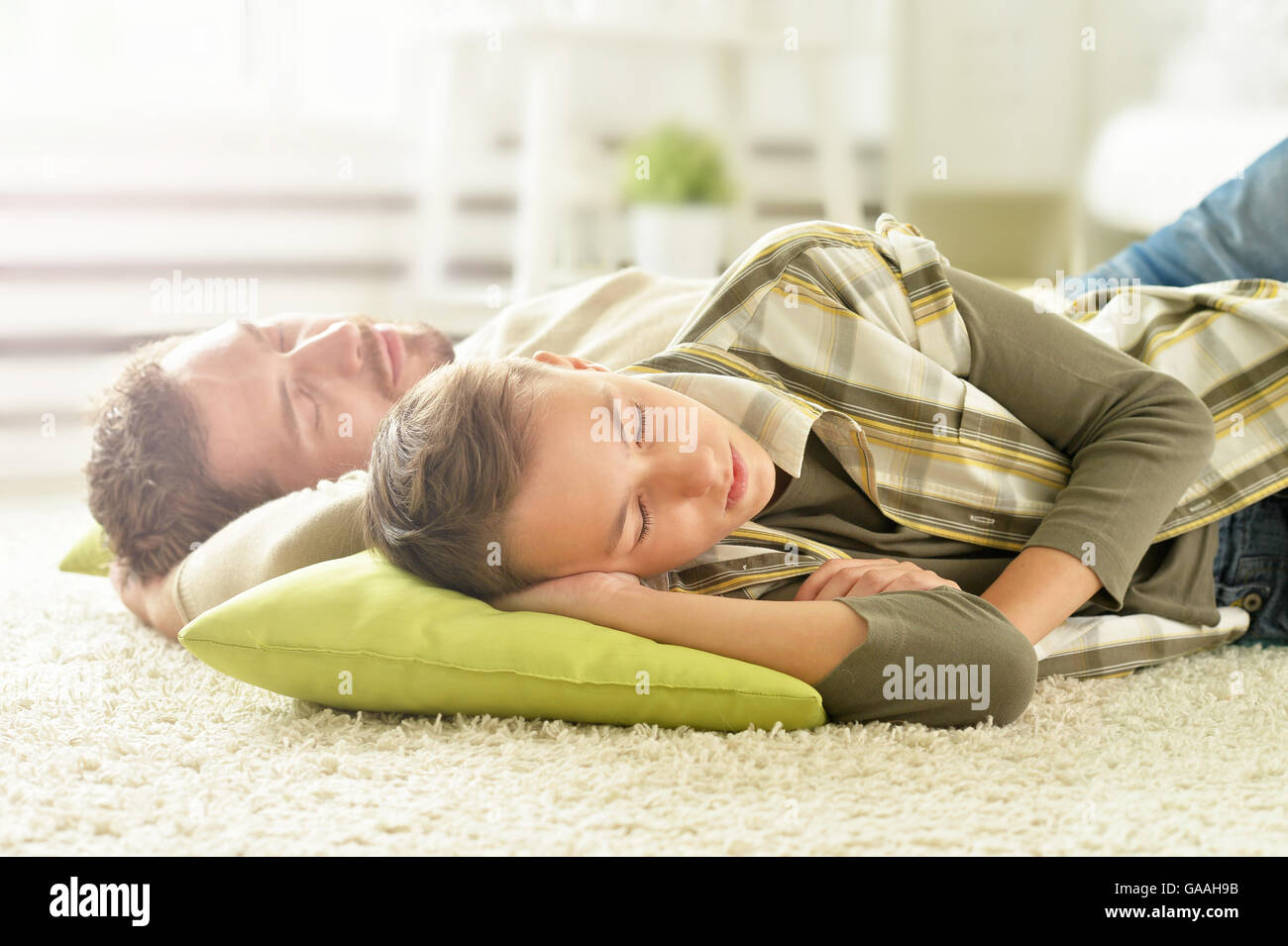 Женщина спит ночью. Расслабление. Мужчина на диване. Сонная девушка. Мужчина спит в кресле.