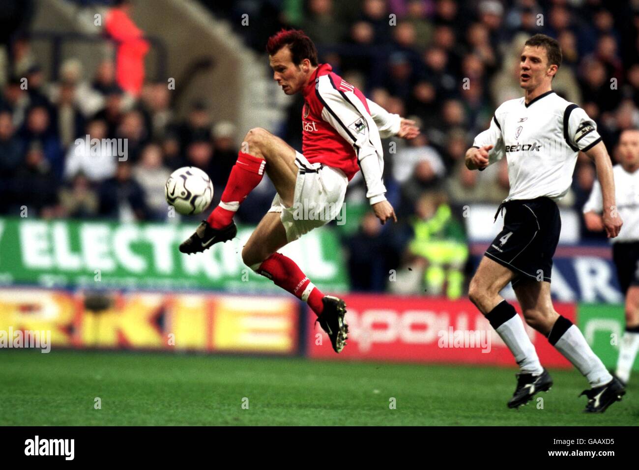 Soccer - FA Barclaycard Premiership - Bolton Wanderers v Arsenal. Arsenal's Fredrik Ljungberg is watched carefully by Bolton's Gudni Bergsson Stock Photo