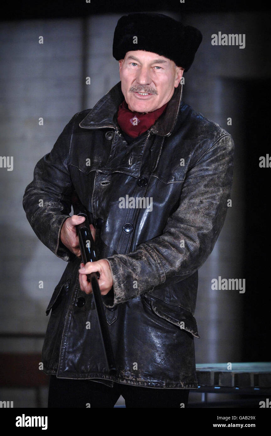 Patrick Stewart Performs As Macbeth During A Rehearsal At The Gielgud Theatre In Shaftesbury Avenue Central London Stock Photo Alamy