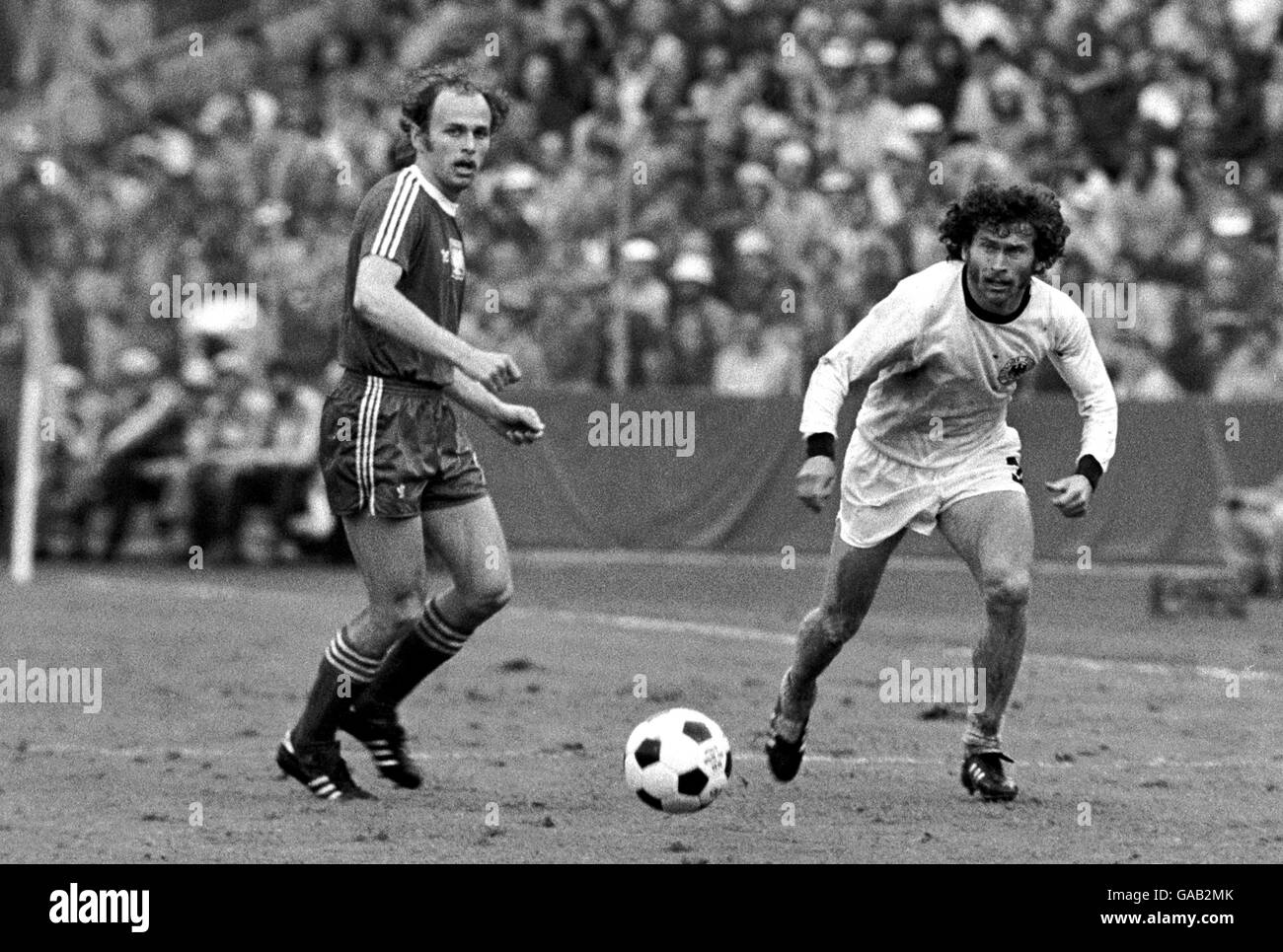 Soccer - World Cup 1974 West Germany - Second Round - West Germany v Poland - Waldstadion, Frankfurt. West Germany's Paul Breitner (r) makes a run past Poland's Grzegorz Lato (l) Stock Photo