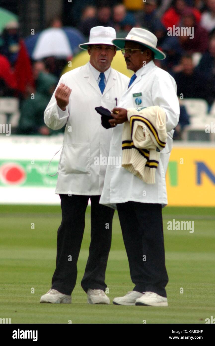 Cricket - England v Sri Lanka - First npower Test - Day Three. Umpires D.Harper and S Venkataraghavan in discussion Stock Photo