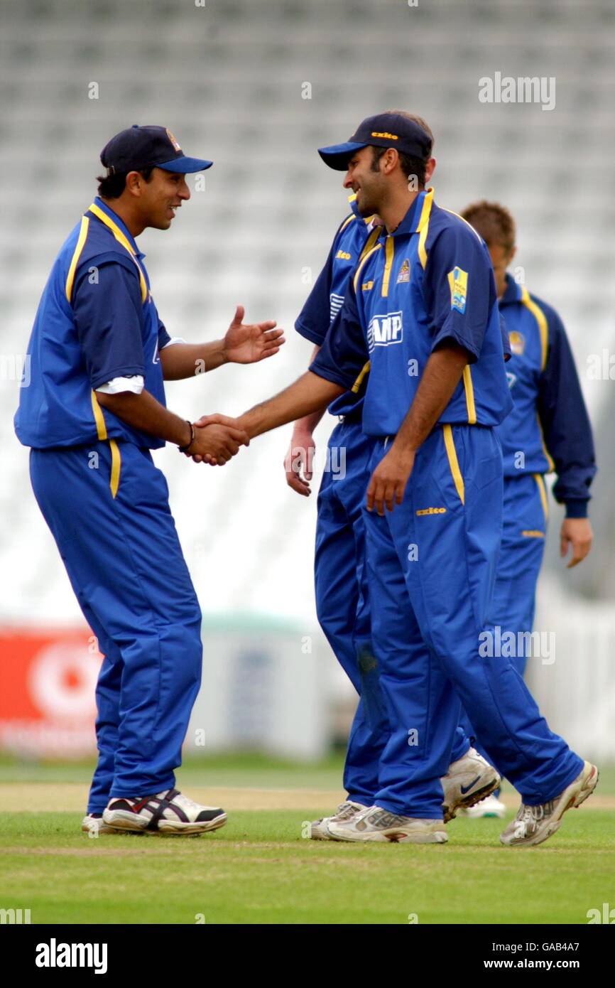 (L-R) Azhar Mahmood and Nadeem Shahid celebrate a wicket Stock Photo
