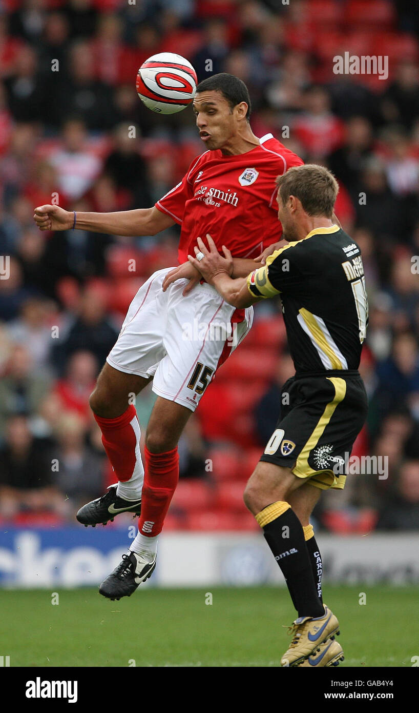 Barnsley's Anderson De Silva (left) out jumps Cardiff City's Stephen McPhail during the Coca-Cola Football League Championship match at the Oakwell Ground, Barnsley. Stock Photo