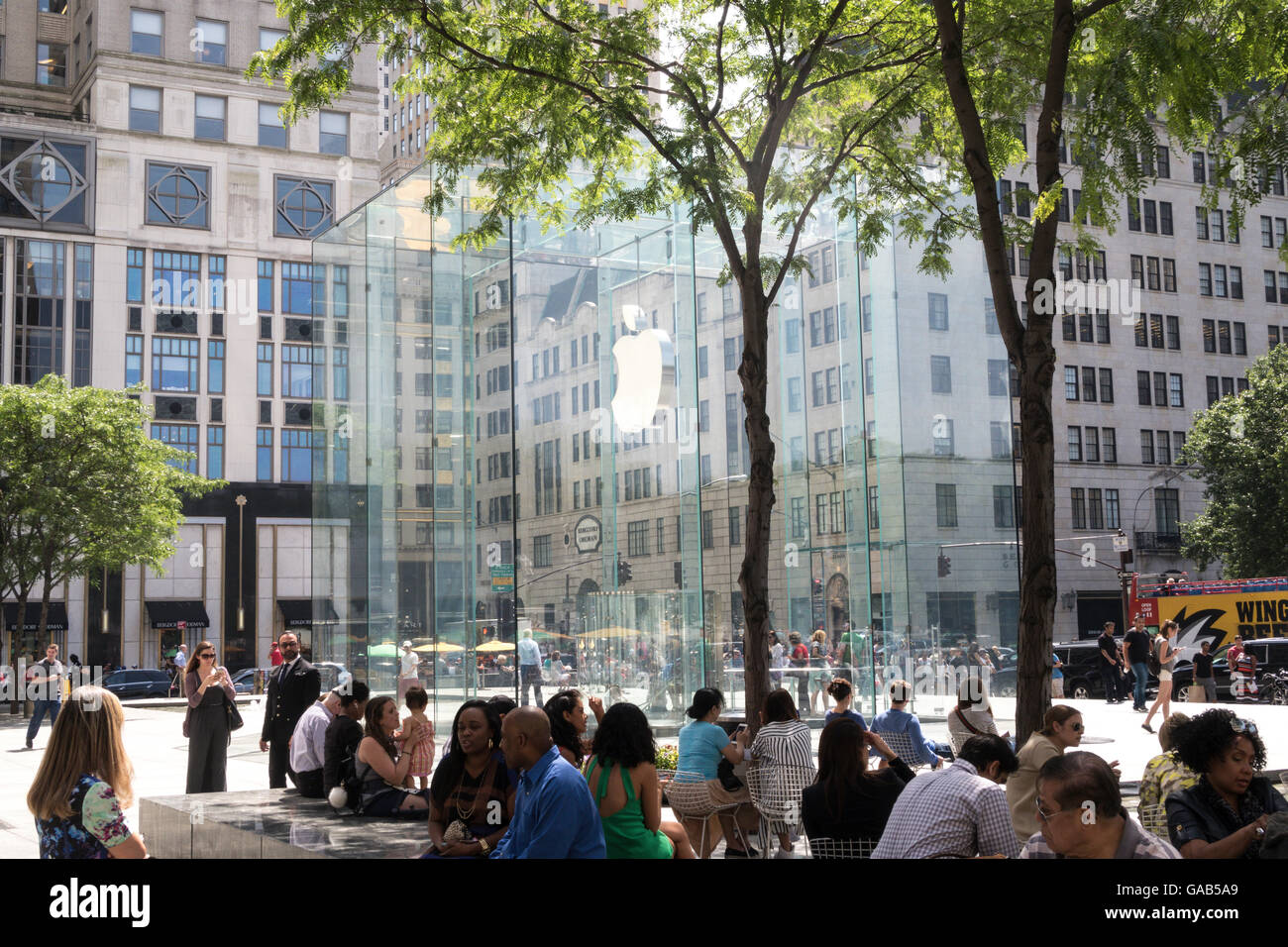 Apple Computer Store, Fifth Avenue, NYC Stock Photo Alamy