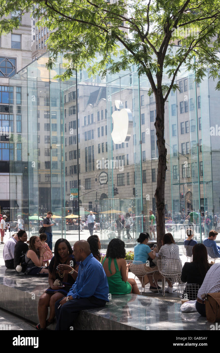 Apple computer store fifth avenue nyc stock photo alamy