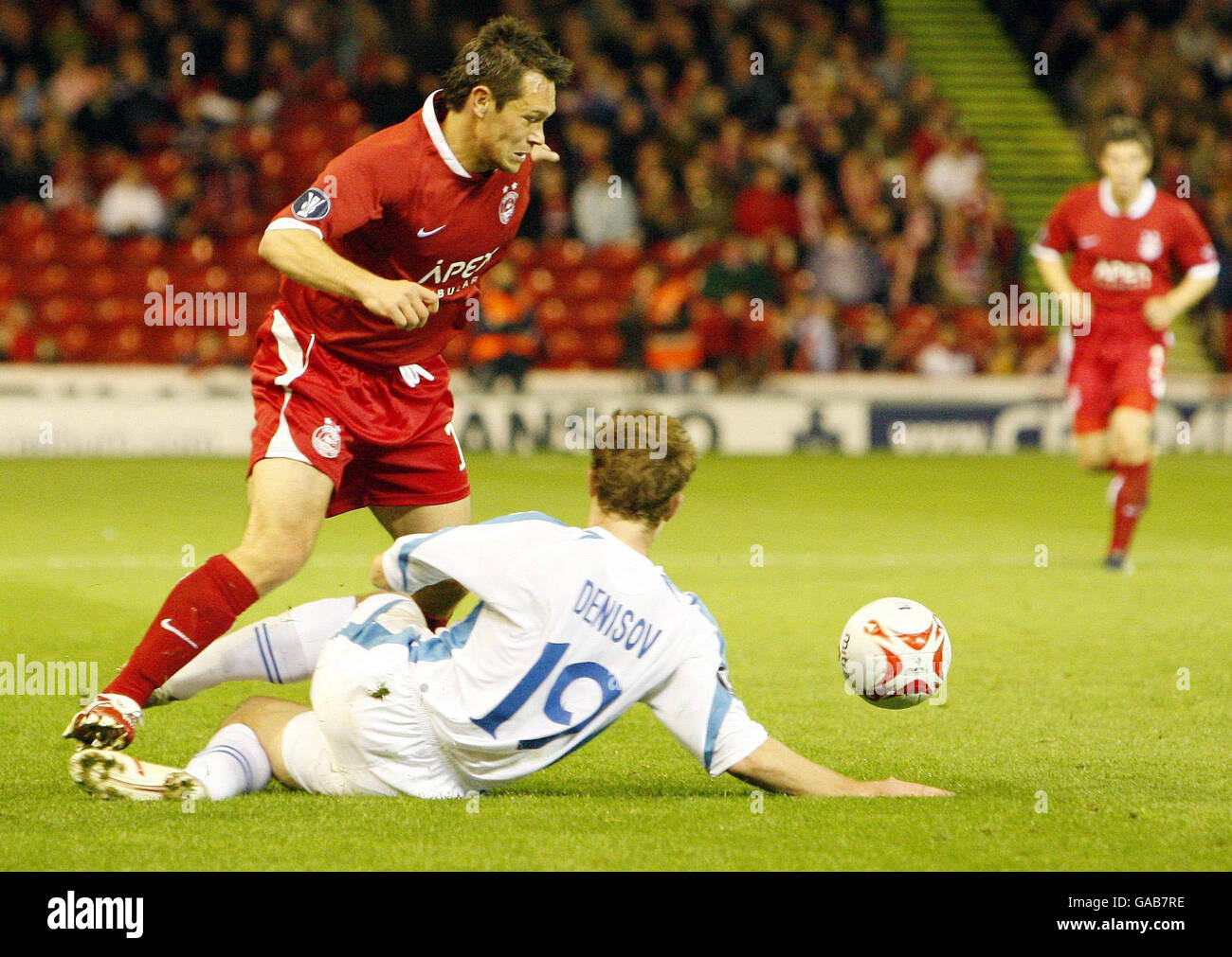 Aberdeen's Derek Young (left) and Dnipro's Vitaliy Denisov in action during the UEFA Cup First Round First Leg match at Pittodrie Stadium, Aberdeen. Stock Photo