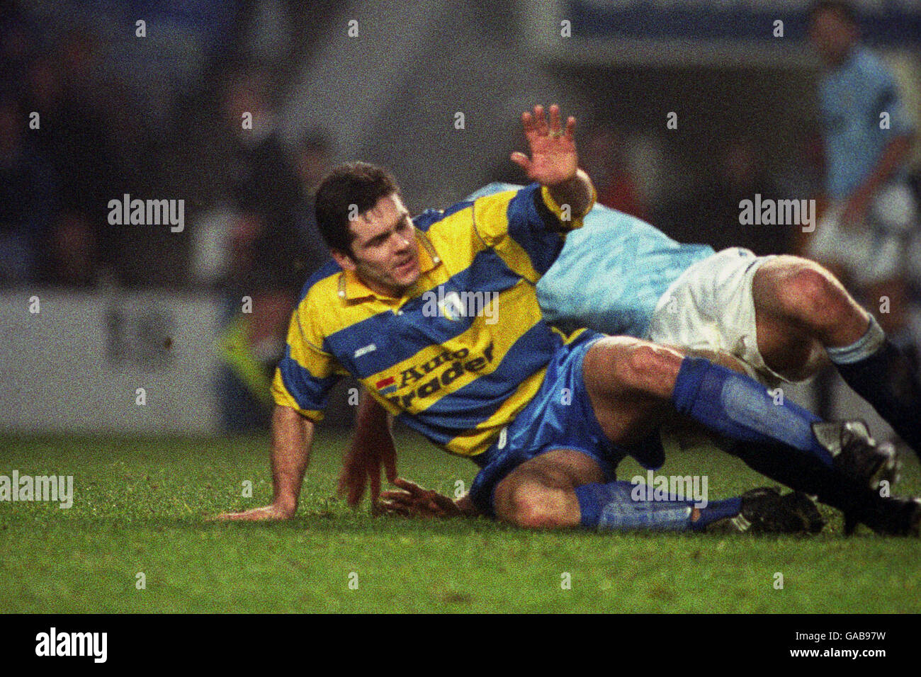 Soccer - FA Cup - 3rd Round - Manchester City v Reading - Maine Road. Reading's Jeff Hopkins (l) and Manchester City's Niall Quinn compete for the ball. Stock Photo