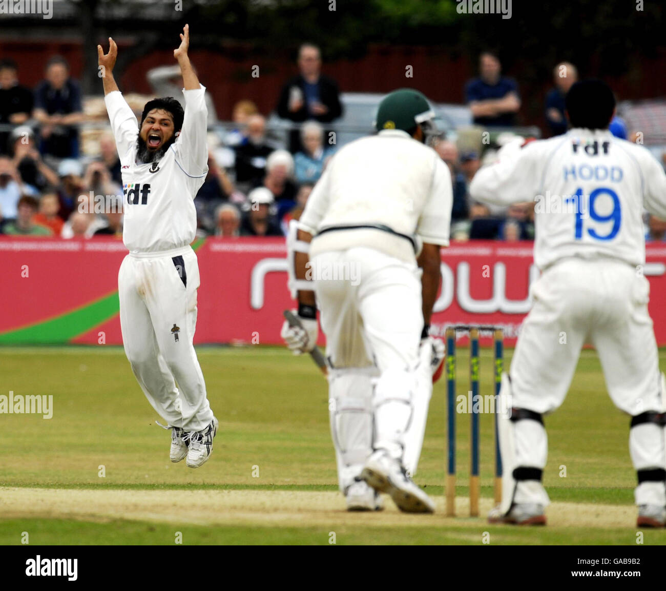 Sussex's Mushtaq Ahmed celebrates the wicket of Worcestershire' Richard Jones during the Liverpool Victoria County Championship Division One match at the County Cricket Ground, Hove. Stock Photo