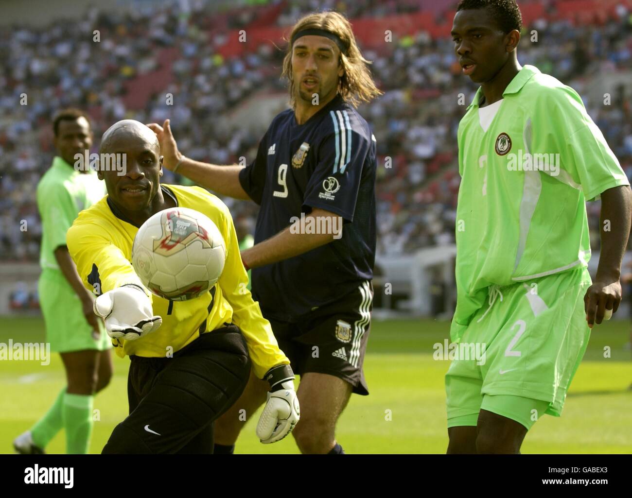 Argentina's Gabriel Batistuta and Nigerian Joseph Yobo watche Nigerian goalkeeper Ike Shorunmu clear the ball Stock Photo