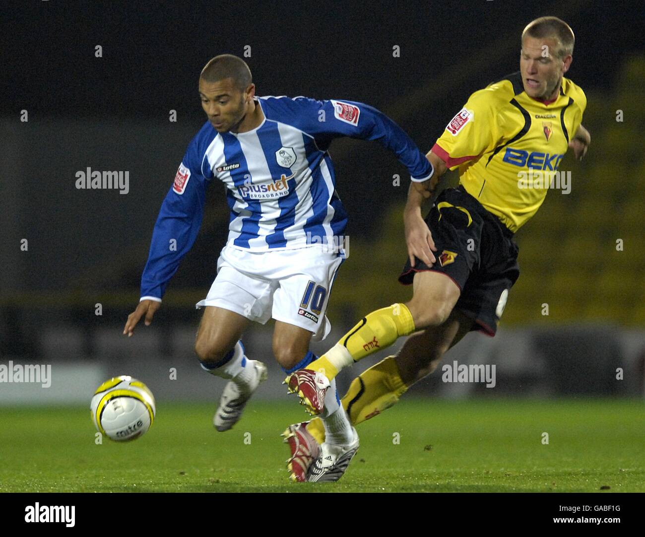 Soccer - Coca-Cola Football League Championship - Watford v Sheffield Wednesday - Vicarage Road Stadium. watford's Gavin Mahon and Sheffield Wednesday's Deon Burton battle for the ball Stock Photo