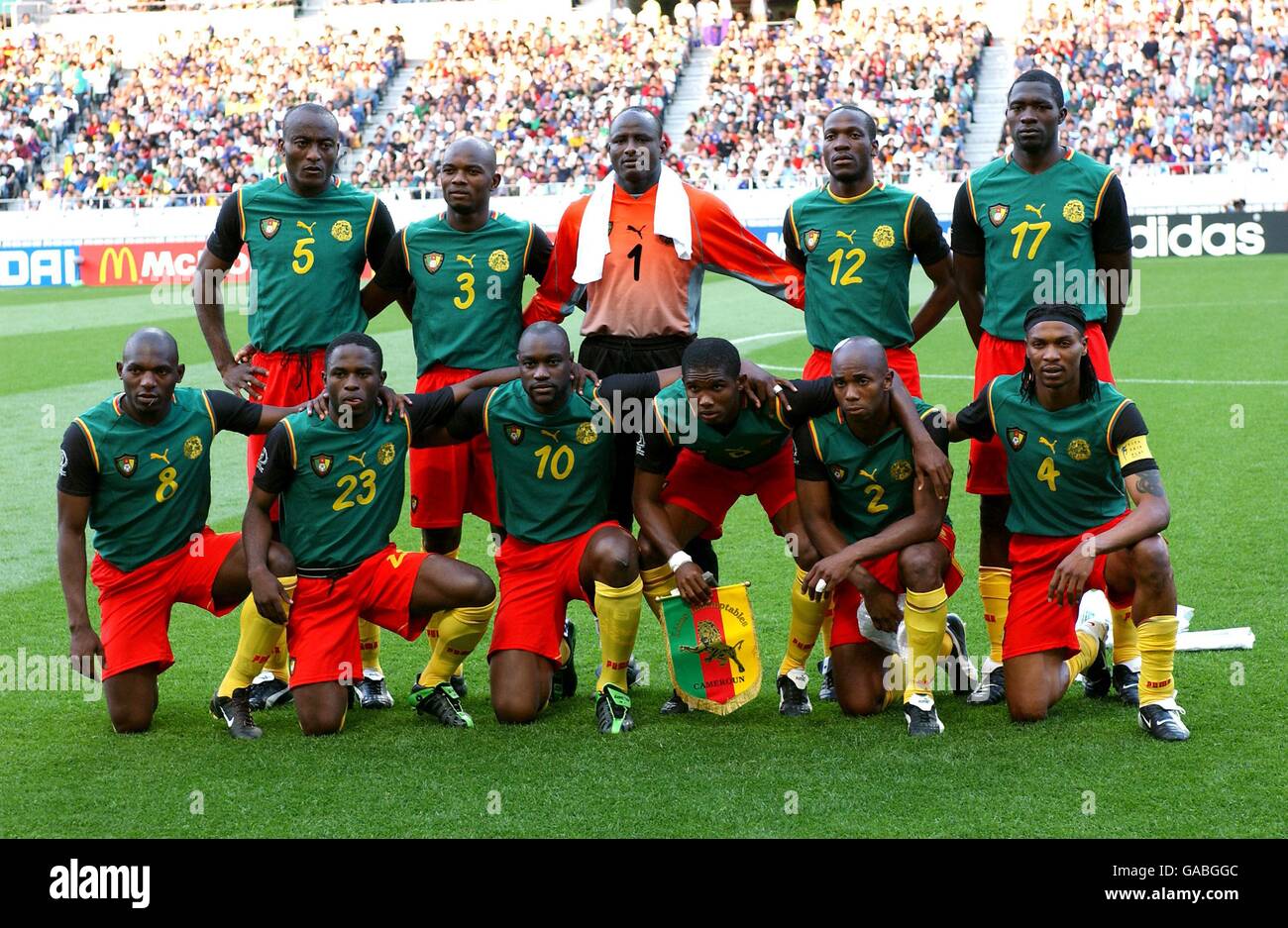 Soccer - FIFA World Cup 2002 - Group E - Cameroon v Saudi Arabia. Cameroon  team group Stock Photo - Alamy