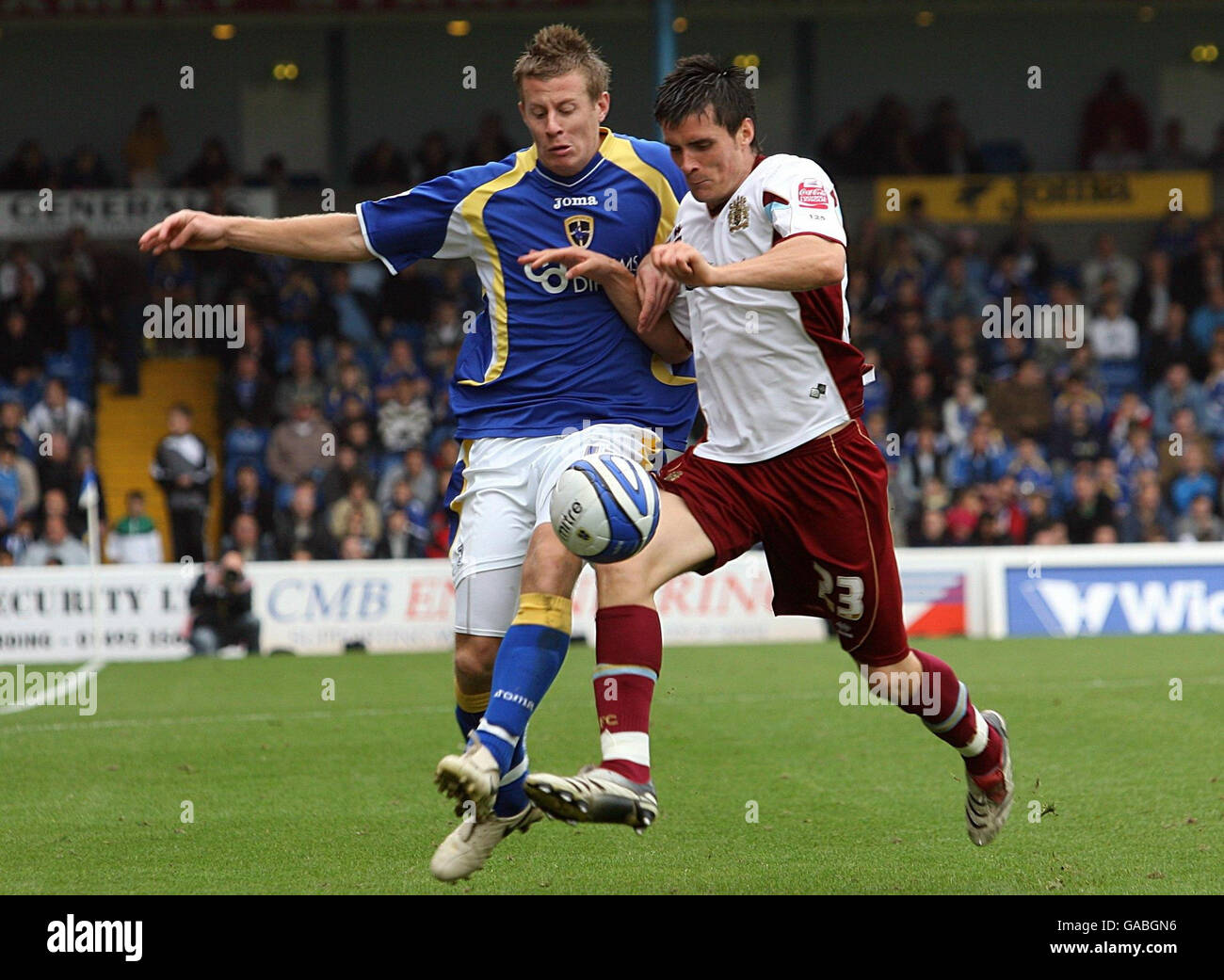 Cardiff City's Paul Parry (left) and Burnley's Stephen Jordan battle for the ball during the Coca-Cola Championship match at Ninian Park, Cardiff. Stock Photo