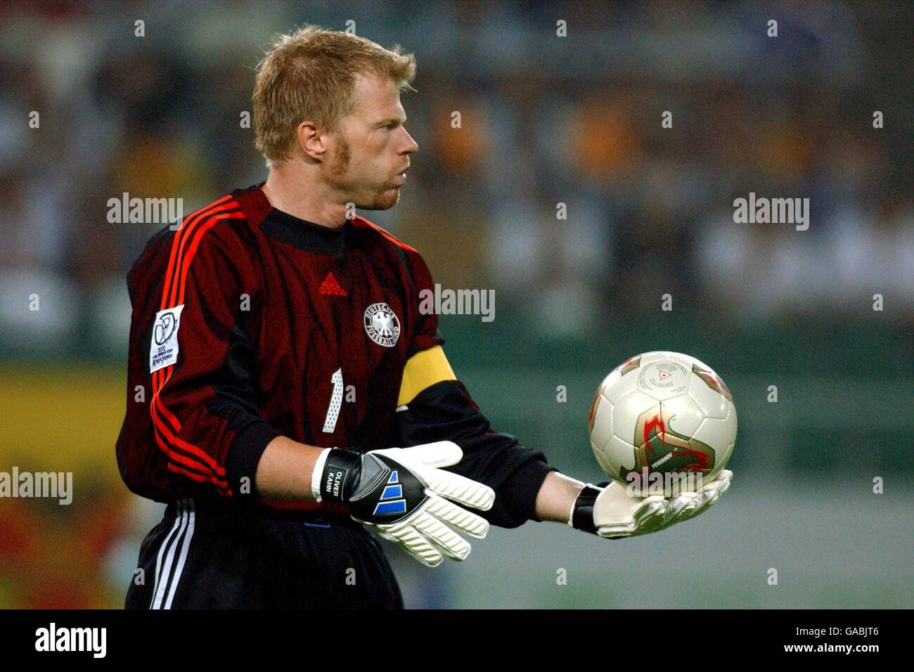 Bayern Munich goalkeeper Oliver Kahn salutes the fans Stock Photo - Alamy