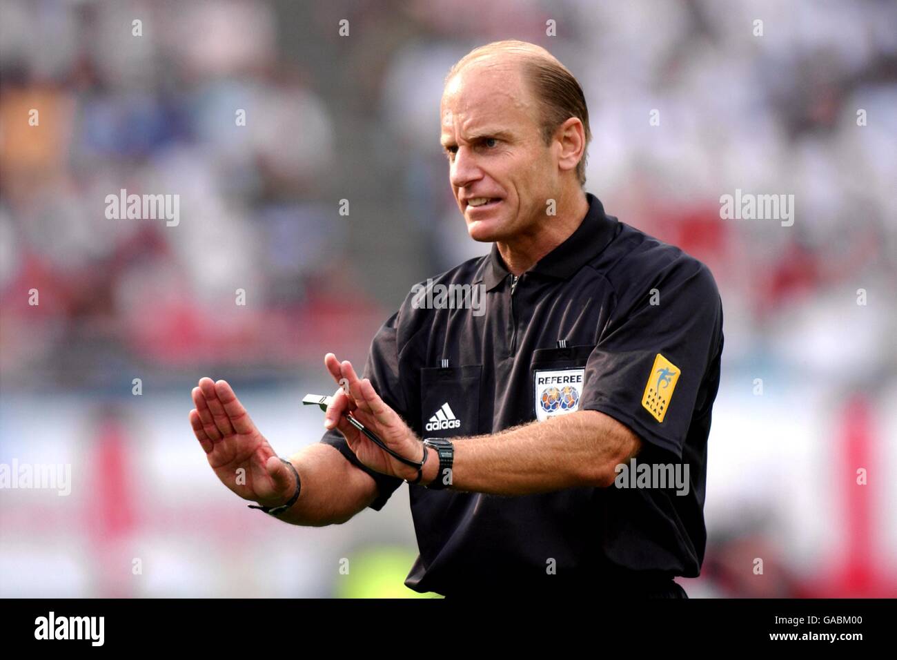 Soccer FIFA World Cup 2002 Group F Nigeria v England. Referee Brian Hall Stock Photo Alamy