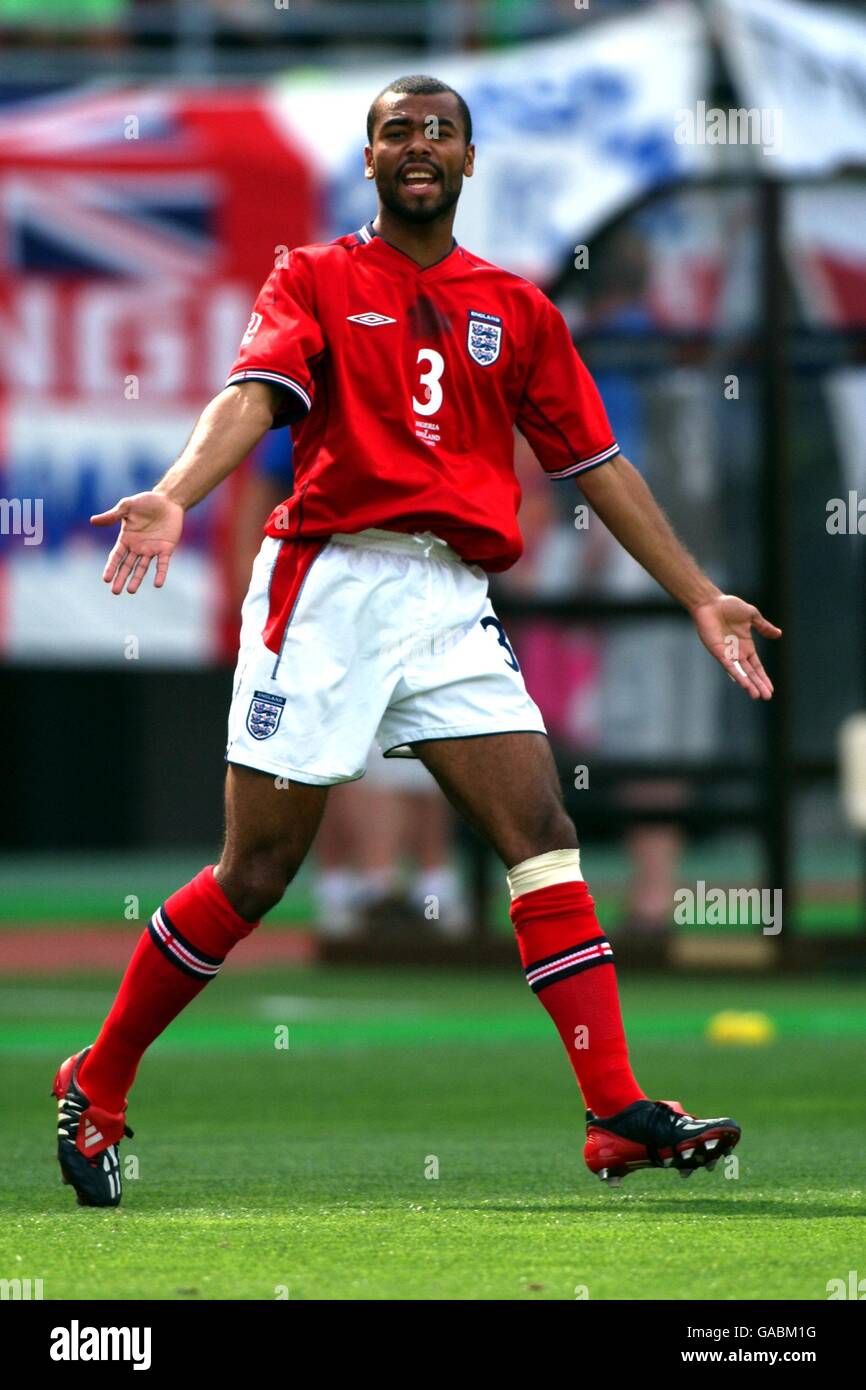 Soccer - FIFA World Cup 2002 - Group F - Nigeria v England. England's Ashley Cole calls for the ball Stock Photo