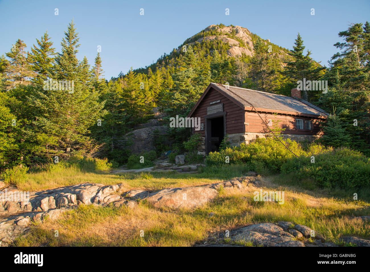 Jim Liberty cabin below the summit of Mount Chocorua, White Mountains, NH, summer morning Stock Photo