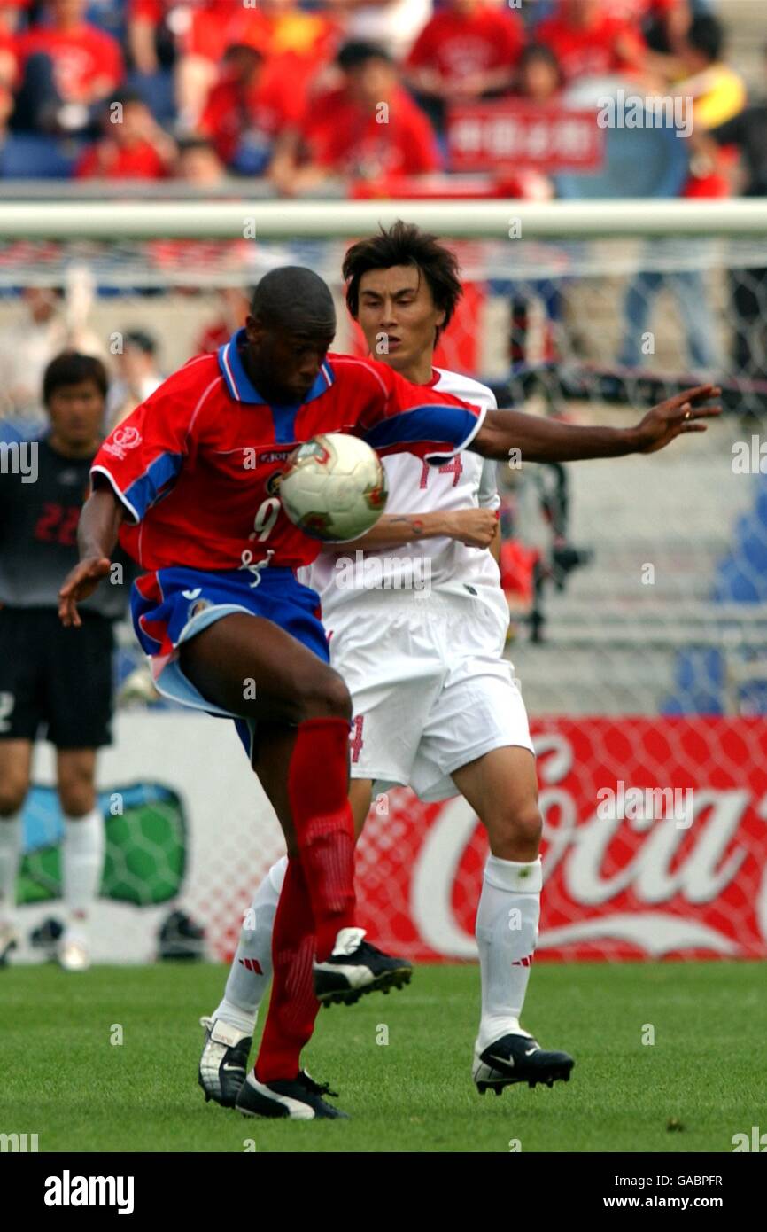 Soccer - FIFA World Cup 2002 - Group C - China v Costa Rica. China's Weifeng Li tracks Costa Rica's Paulo Wanchope Stock Photo