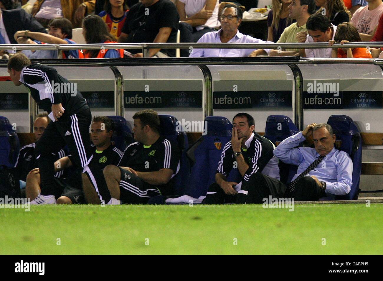 Soccer - UEFA Champions League - Group B - Valencia v Chelsea - Mestalla Stadium. Chelsea manager Avram Grant (r) and assistant Steve Clarke look on from the touchline Stock Photo