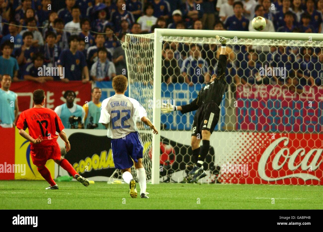 Belgium's Peter Van Der Heyden lobs Japan goalkeeper Seigo Narazaki to make the score 2-2 Stock Photo