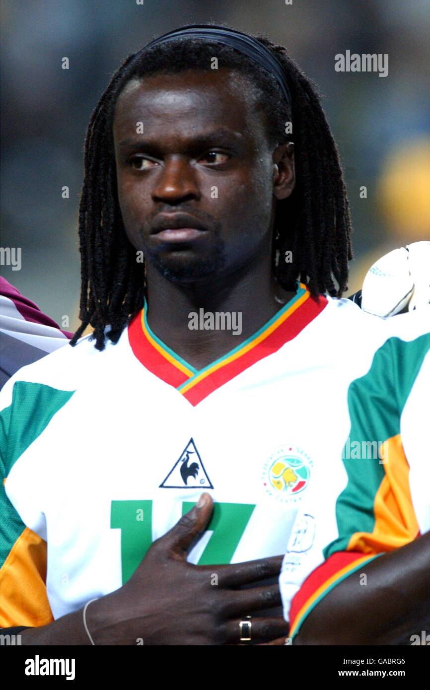 Qizlarning dumbalarini silkitayotgan videolarini tomosha qiling.