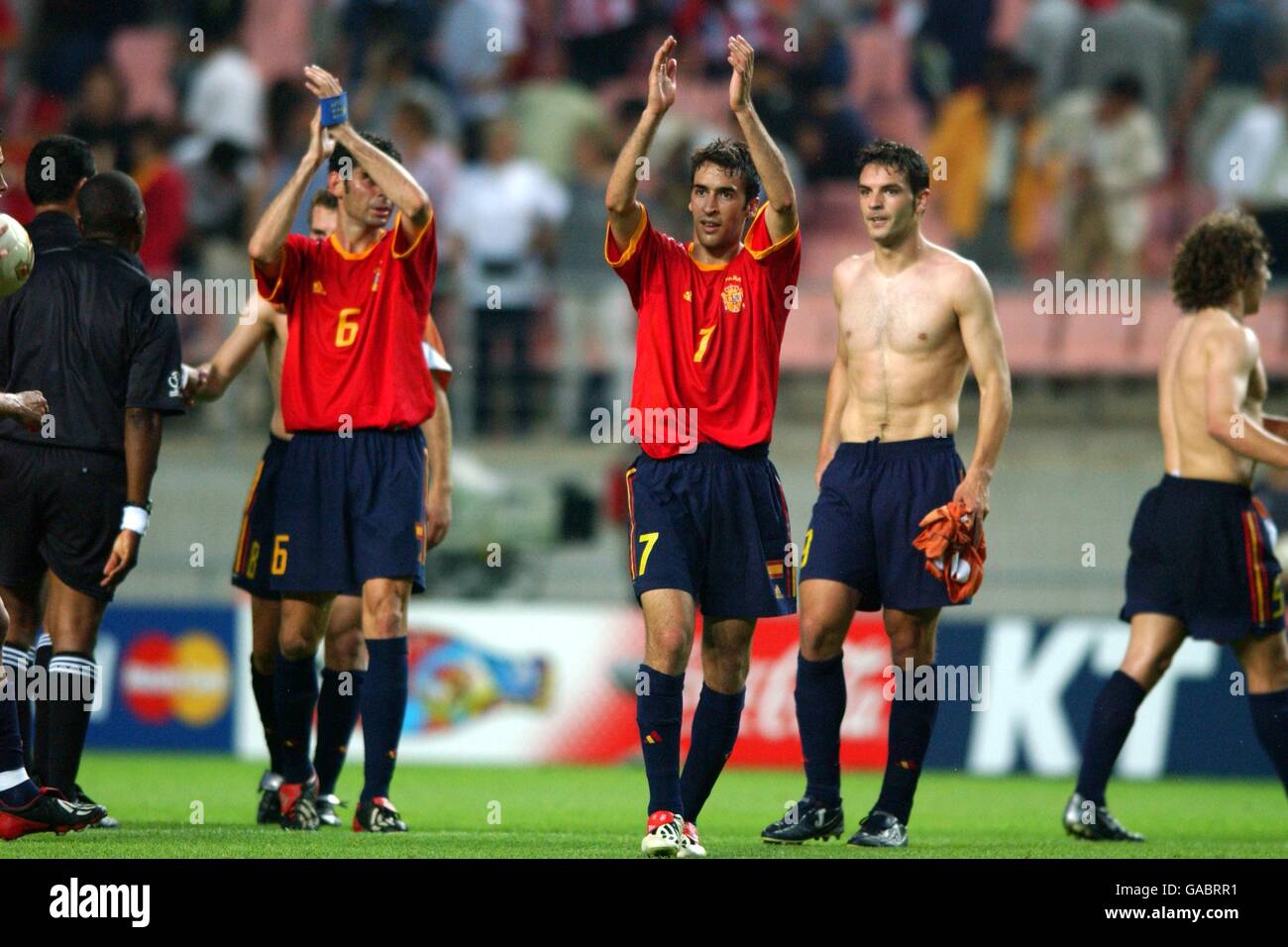 Soccer - FIFA World Cup 2002 - Group B - Spain v Paraguay. Spain's Raul applauds the fans at the end of the game against Paraguay Stock Photo