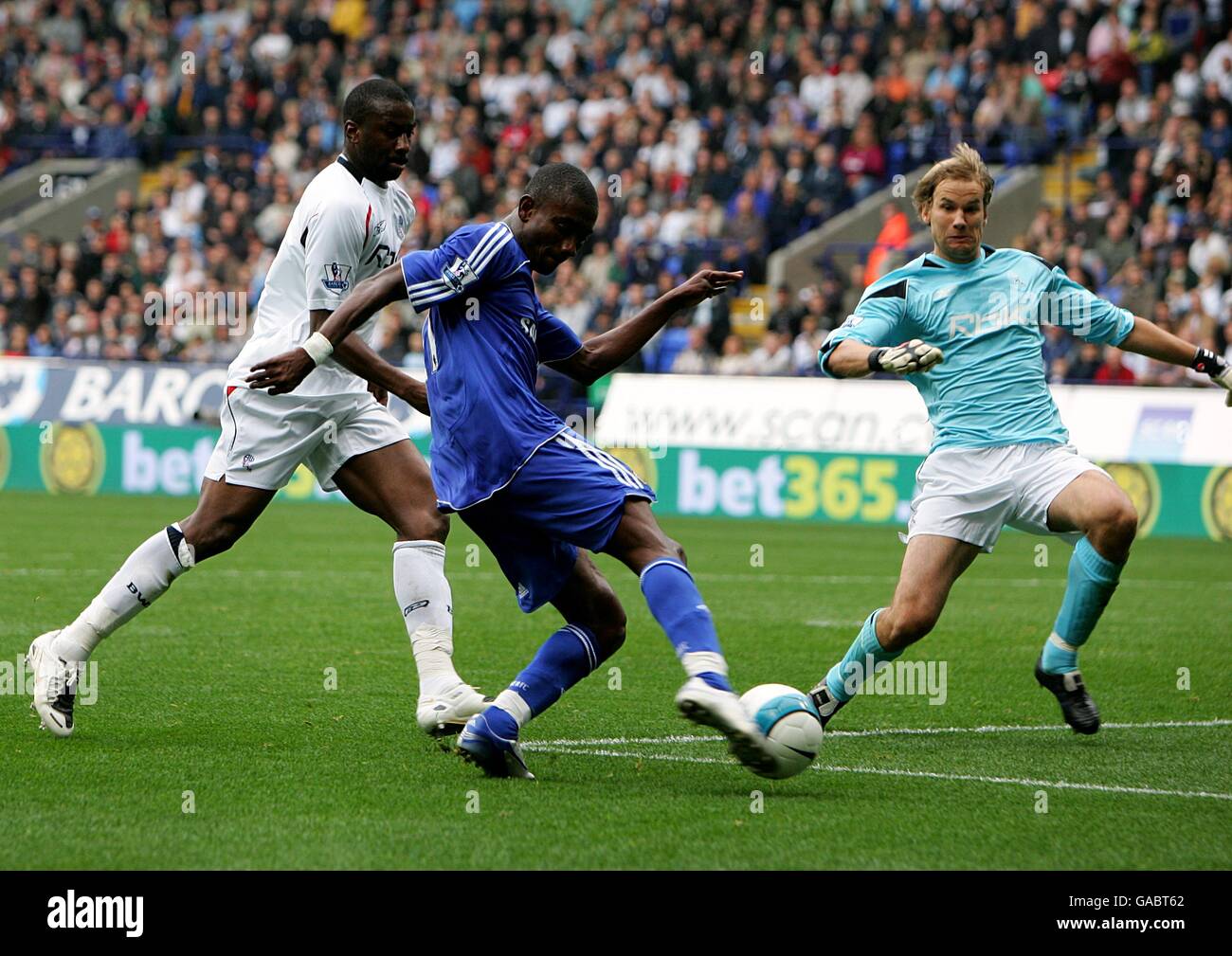 Soccer - Barclays Premier League - Bolton Wanderers v Chelsea - Reebok Stadium. Chelsea's Salomon Kalou scores the opening goal of the game Stock Photo