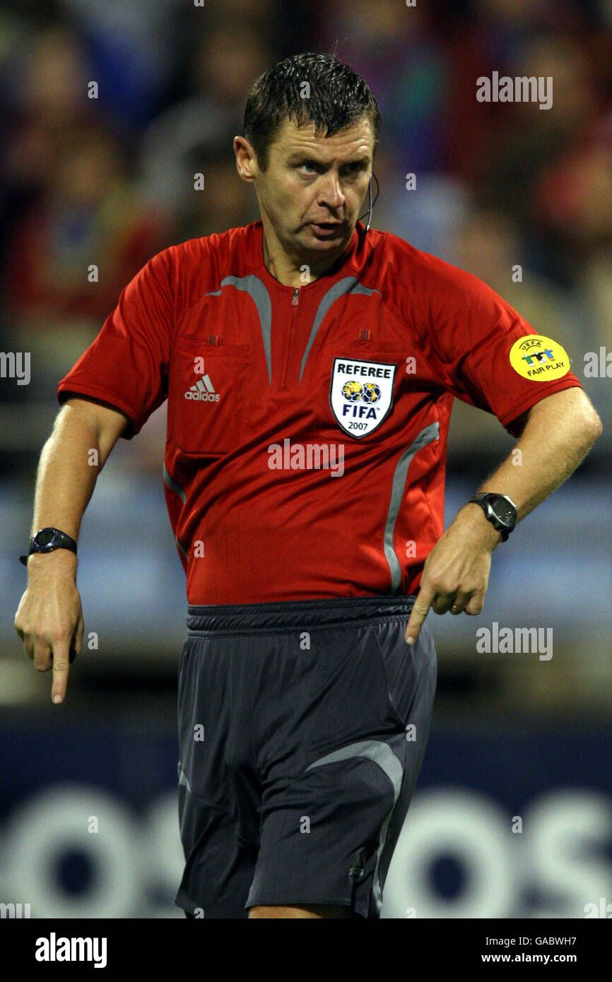 Soccer - UEFA Cup - First Round - Second Leg - Real Zaragoza v Aris Salonika - La Romareda. Stuart Dougal, referee Stock Photo