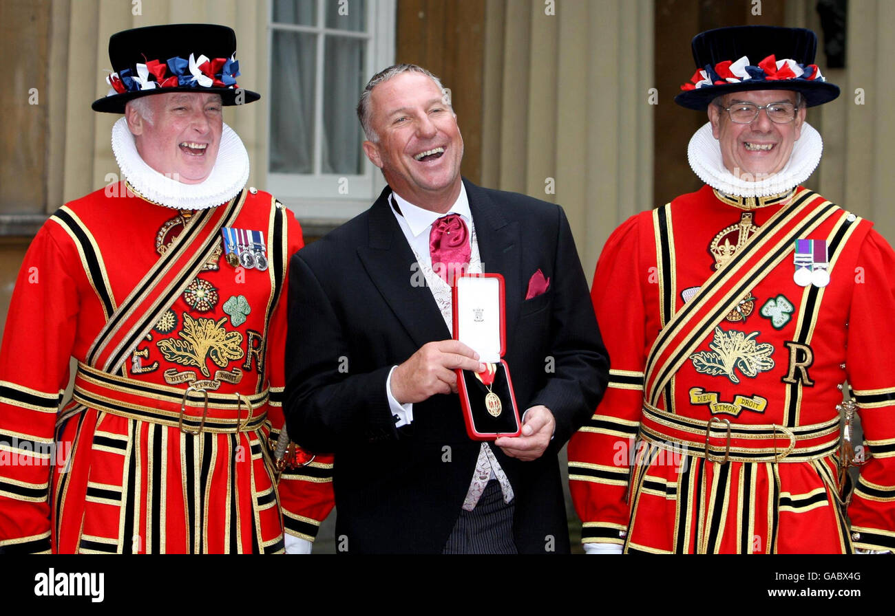 Queen guard laughing hires stock photography and images Alamy