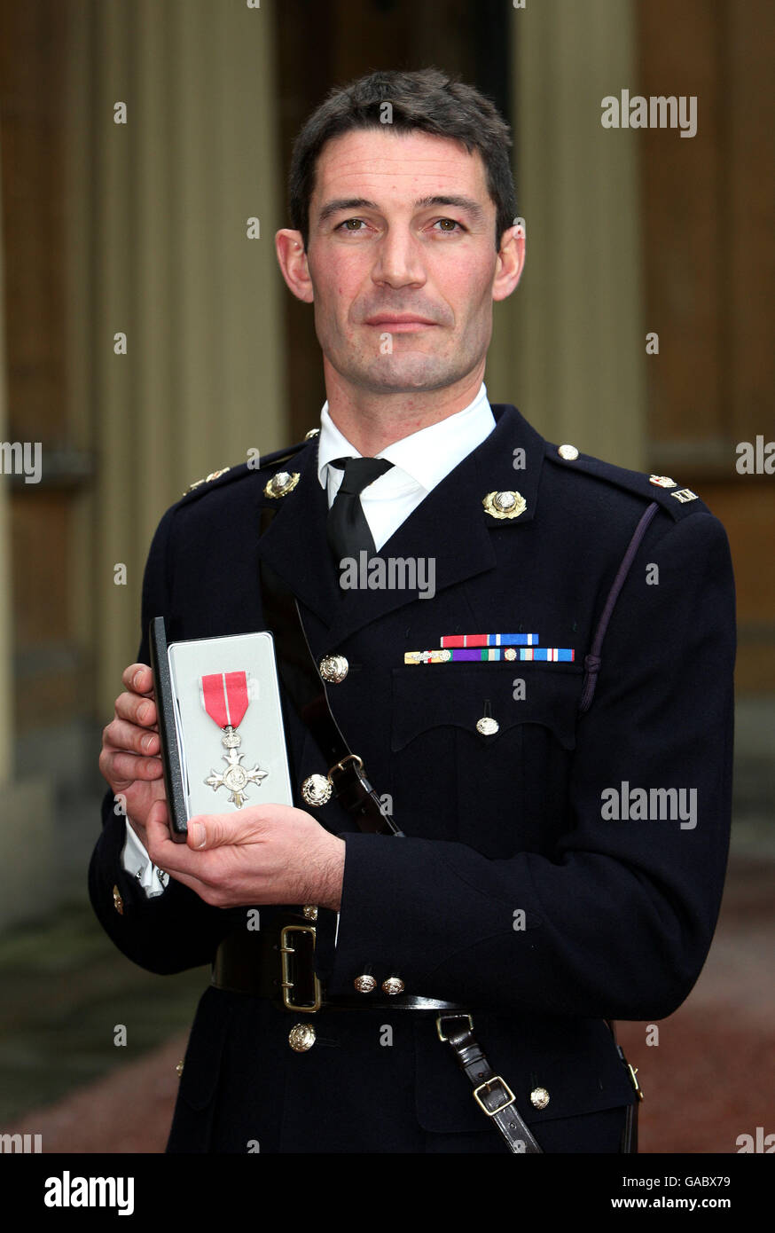 Royal Marine Major Oliver Lee receives his MBE at Buckingham Palace Stock  Photo - Alamy