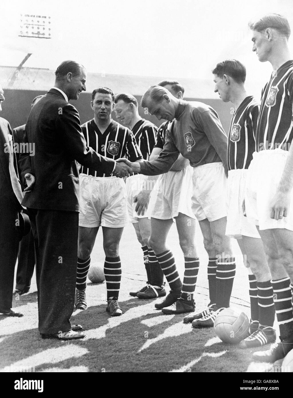 Manchester City captain Roy Paul (c) introduces Prince Philip, The Duke of Edinburgh (l), to goalkeeper Bert Trautmann (r) before the match Stock Photo