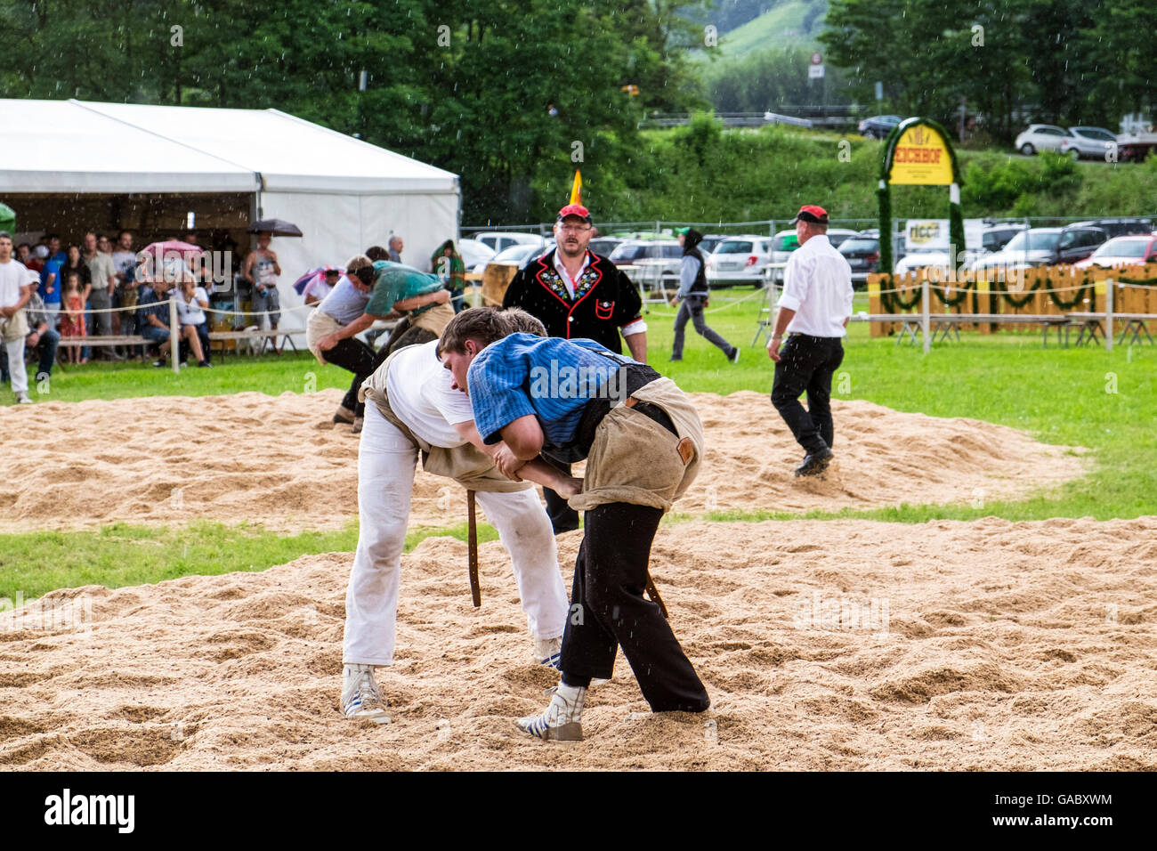 Schweizer Ringen Switzerland traditional swiss wrestling fight hi-res stock photography ...