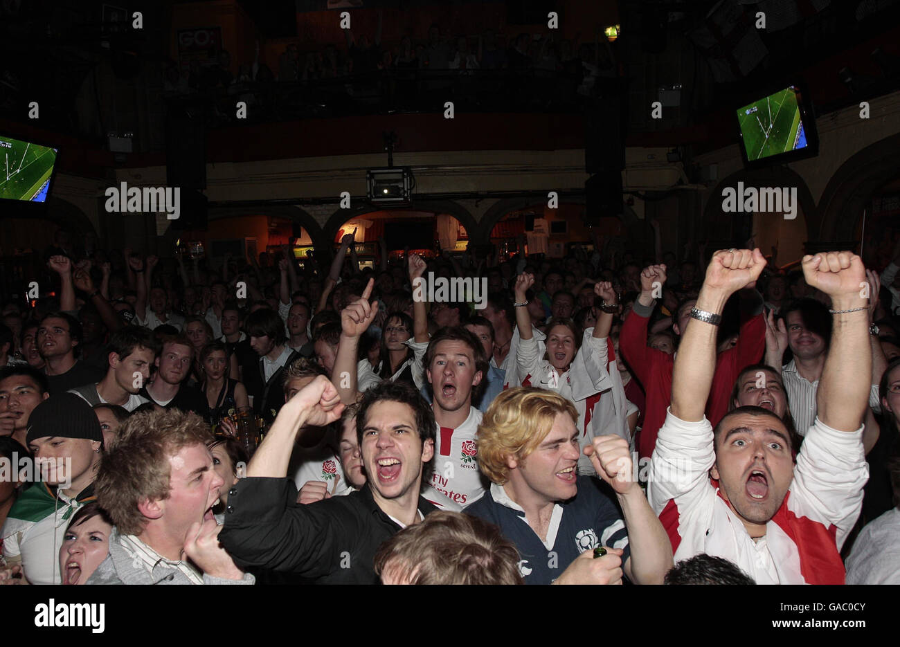 England fans celebrate in the Walkabout Bar, London, after Mark Cueto appears to score a try during the Rugby World Cup Final against South Africa. PRESS ASSOCIAITON Photo. Picture date: Saturday October 20, 2007. See PA story SPORT Rugby. Photo credit should read: Carl Court/PA Wire Stock Photo
