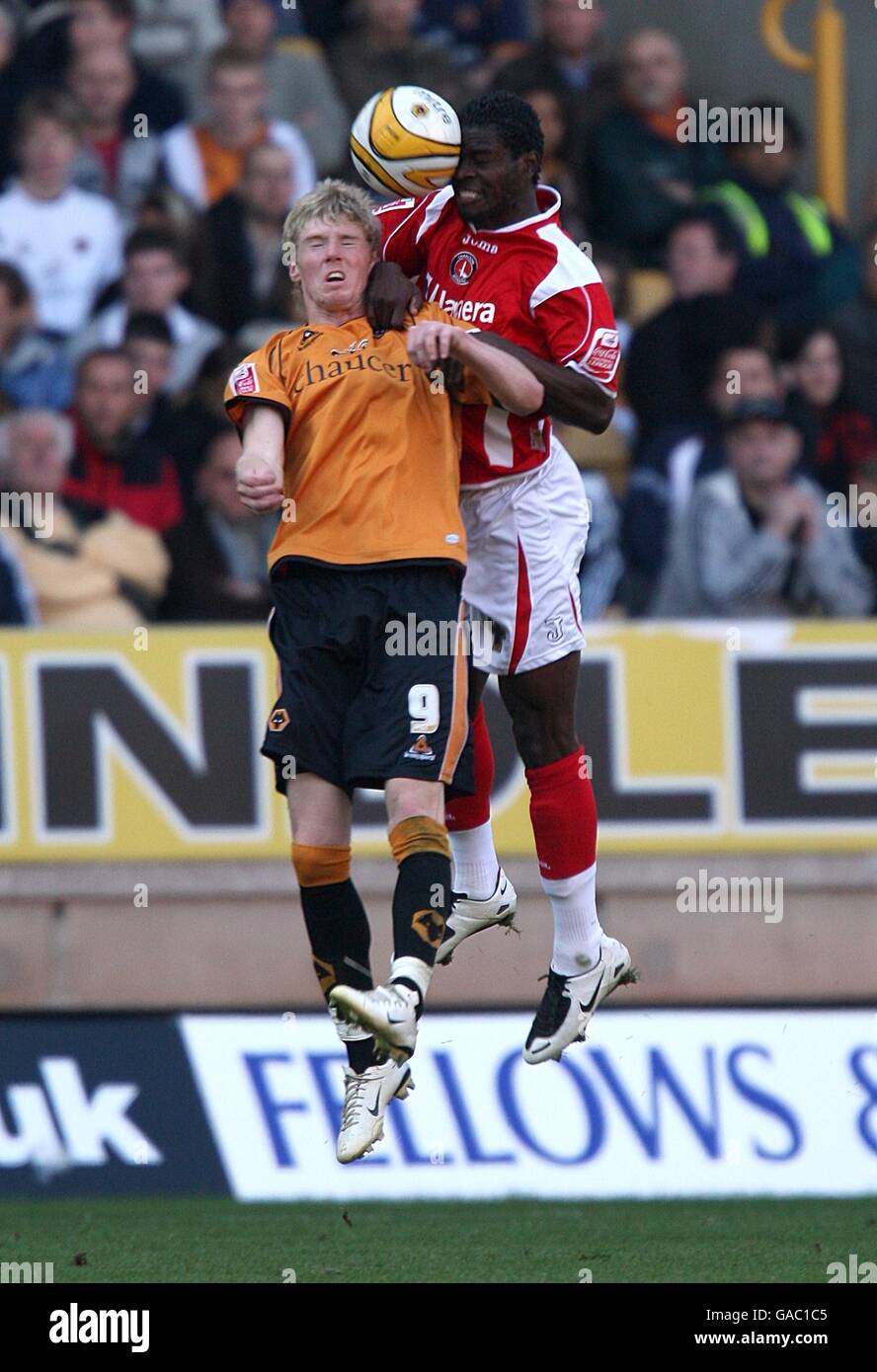 Soccer - Coca-Cola Football League Championship - Wolverhampton Wanderers v Charlton Athletic - Molineux Stadium. Wolverhampton Wanderers' Andrew Keogh (l) and Charlton Athletic's Sam Sodje (r) battle for the ball Stock Photo