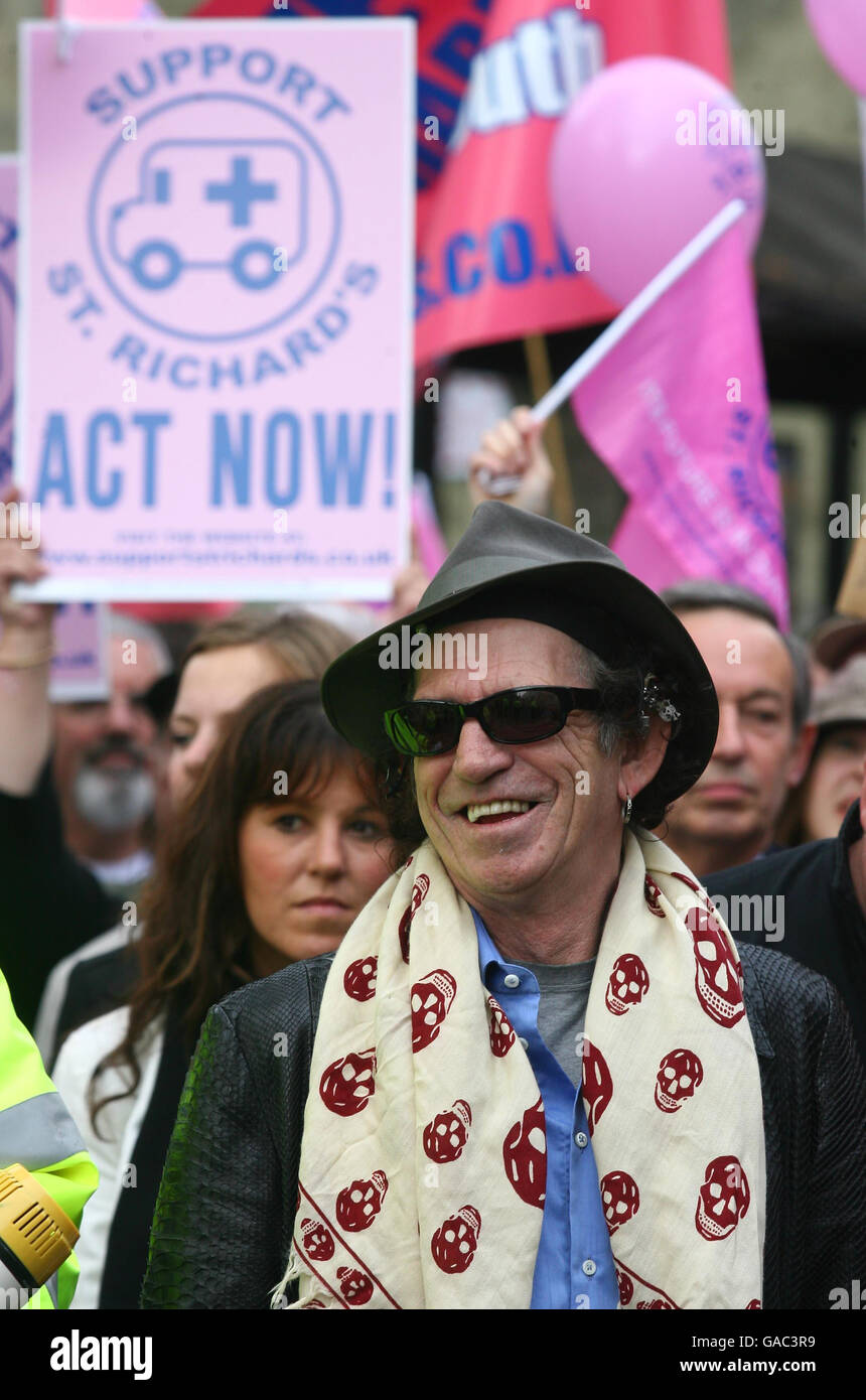 Rolling Stones Guitarist Keith Richards leads a rally in Priory Park Chichester, Sussex against proposed cuts in services at St. Richard's Hospital. Stock Photo