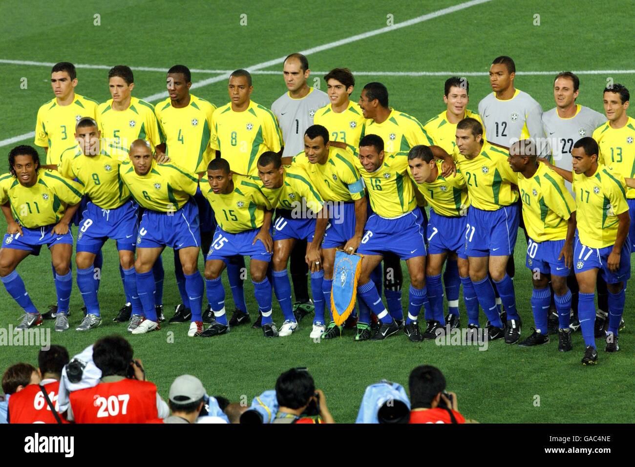 (Back row L-R) Lucio, Edmilson, Roque Junior, Gilberto Silva, Marcos, Kaka, Vampeta, Anderson Polga, Dida, Rogerio Ceni, Belletti. (Front row L-R) Ronadlnho, Ronaldo, Roberto Carlos, Kleberson, Rivaldo, Cafu, Junior, Ricardino, Luizae, Edilson, Denilson, Juninho. Stock Photo