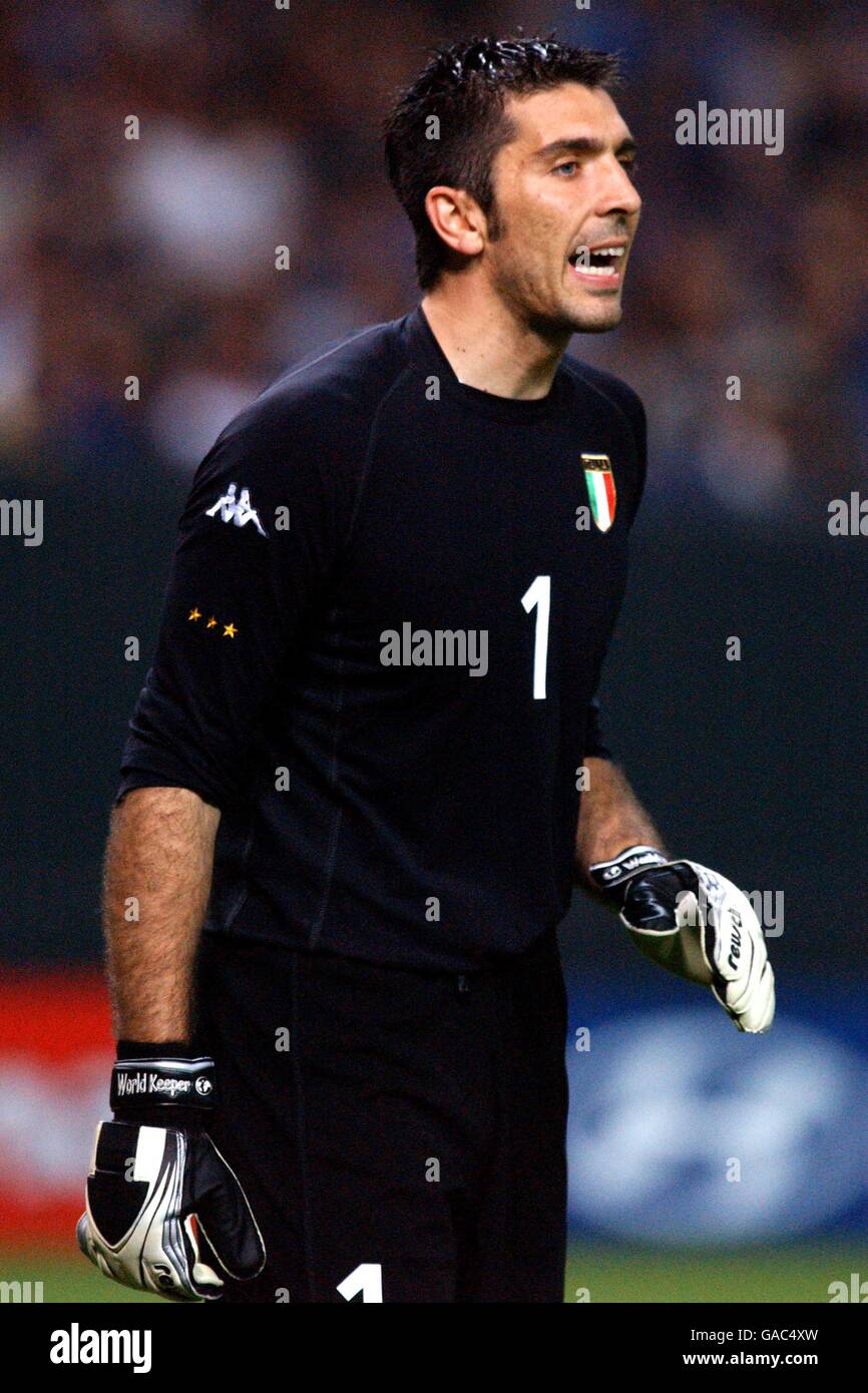 Soccer - FIFA World Cup 2002 - Group G - Italy v Ecuador. Italy's goalkeeper Gianluigi Buffon Stock Photo