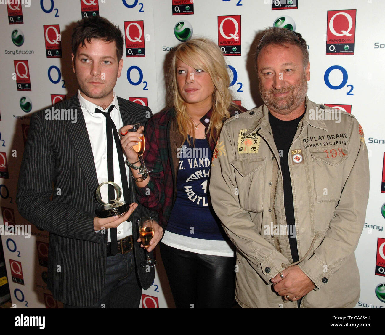 Oliver and Isabelle Wilson, children of Tony Wilson, with Peter Hook (right) of Joy Division, collect the Q Hero Award on behalf of their late father Tony, at the Q Awards 2007 from the Grosvenor House Hotel, central London. Stock Photo