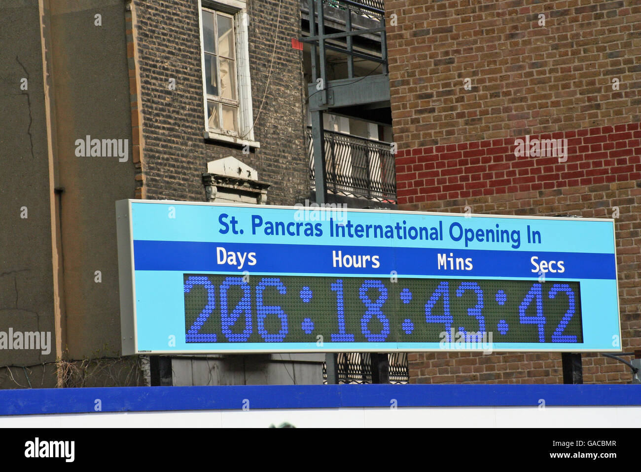 An electronic clock counts down to the opening of the new St.Pancras International rail terminal, due to open 14th November 2007 Stock Photo