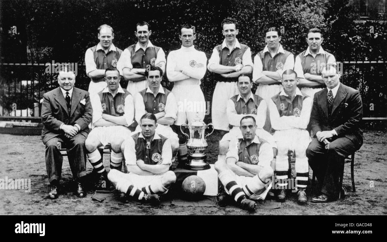 Arsenal pose with the FA Cup the day after beating Sheffield United 1-0: (back row, l-r) George Male, Jack Crayston, Alex Wilson, Herbie Roberts, Ted Drake, Eddie Hapgood (middle row, l-r) Manager George Allison, Joe Hulme, Ray Bowden, Alex James, Cliff Bastin, Trainer Tom Whittaker (front row, l-r) Albert Beasley, Wilf Copping Stock Photo