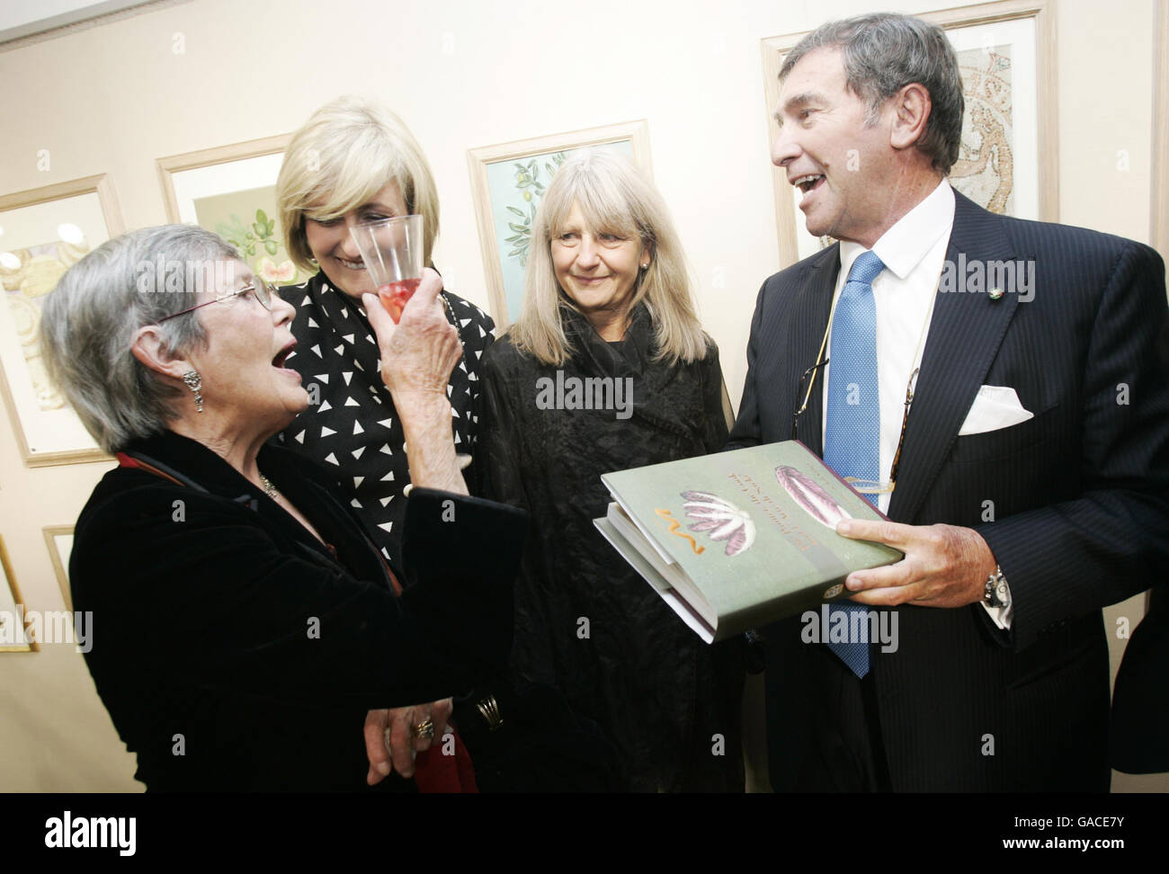 (left to right) Anna Del Conte author, Claire Blampied MD Sacla UK, Val Archer artist and Lorenzo Ercoly President Sacla UK at the launch of new culinary travelogue 'The Painter, the Cook & the Art of Cucina' in Chris Beetles Gallery, Mayfair, London. Stock Photo