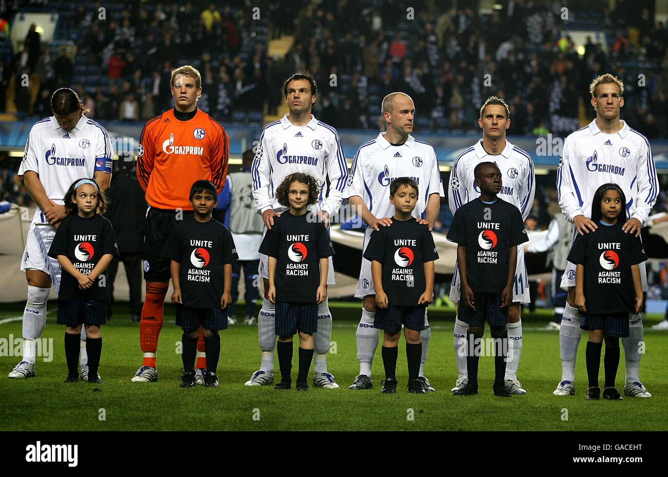 Soccer - UEFA Champions League - Group B - Chelsea v Schalke 04 - Stamford  Bridge. Schalke 04 players line up with mascots prior to kick off Stock  Photo - Alamy