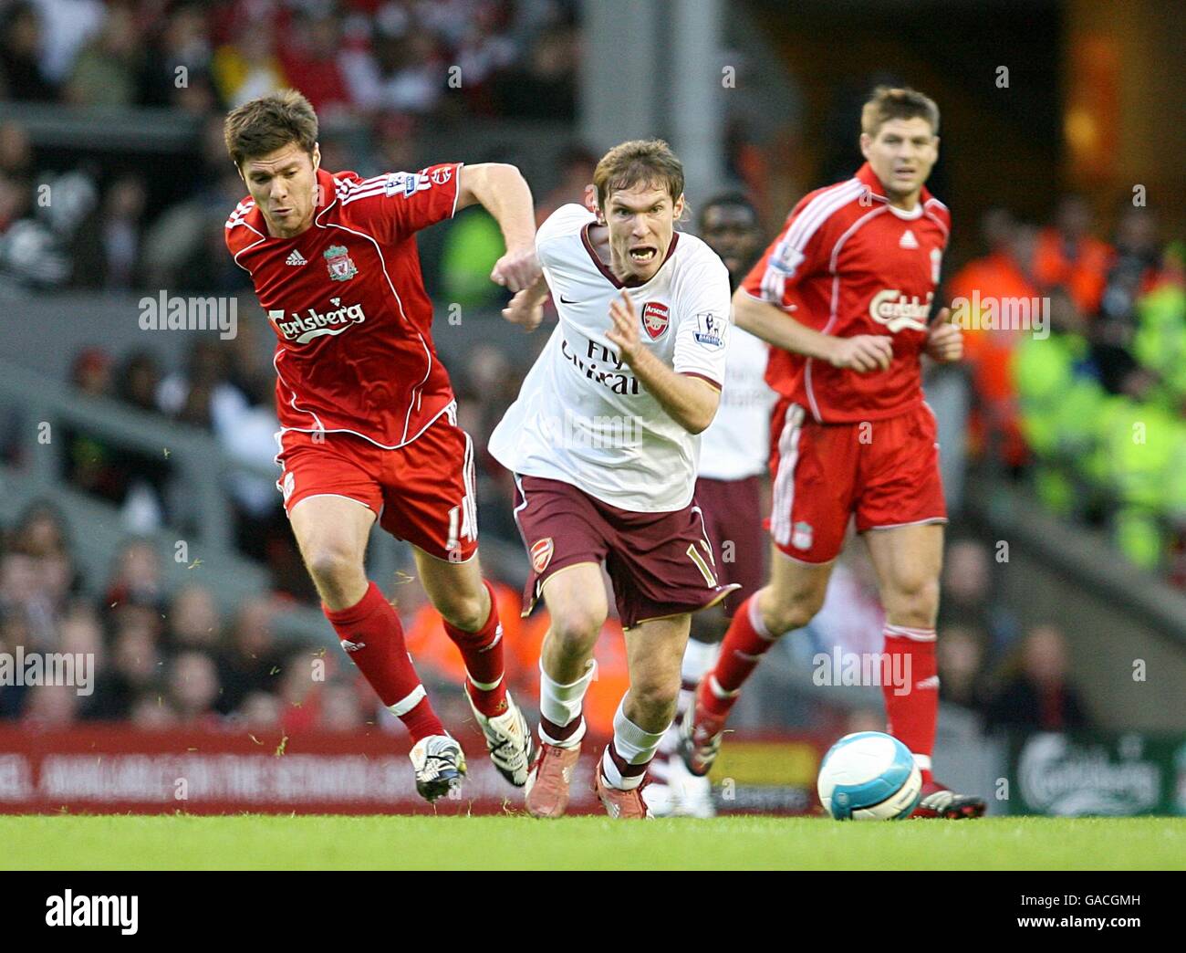 Soccer - Barclays Premier League - Liverpool v Arsenal - Anfield. Liverpool's Xabi Alonso (left) and Arsenal's Alexander Hleb battle for the ball. Stock Photo