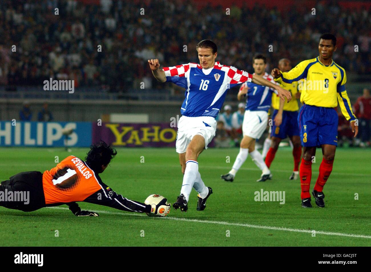 Ecuador goalkeeper Jose Cevallos saves at the feet of Croatia's Mario Stanic Stock Photo