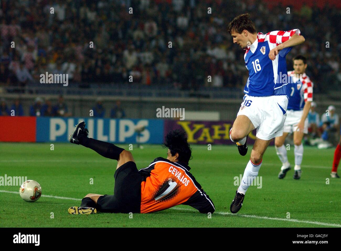 Croatia's Jurica Vranjes sees his shot beat Ecuador goalkeeper Jose Cevallos but go wide of the post Stock Photo